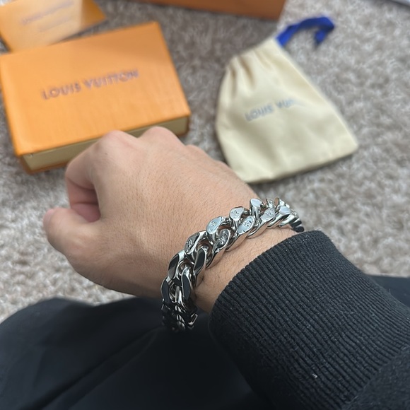 LV Cuban Chain Link Bracelet - Picture 2 of 7